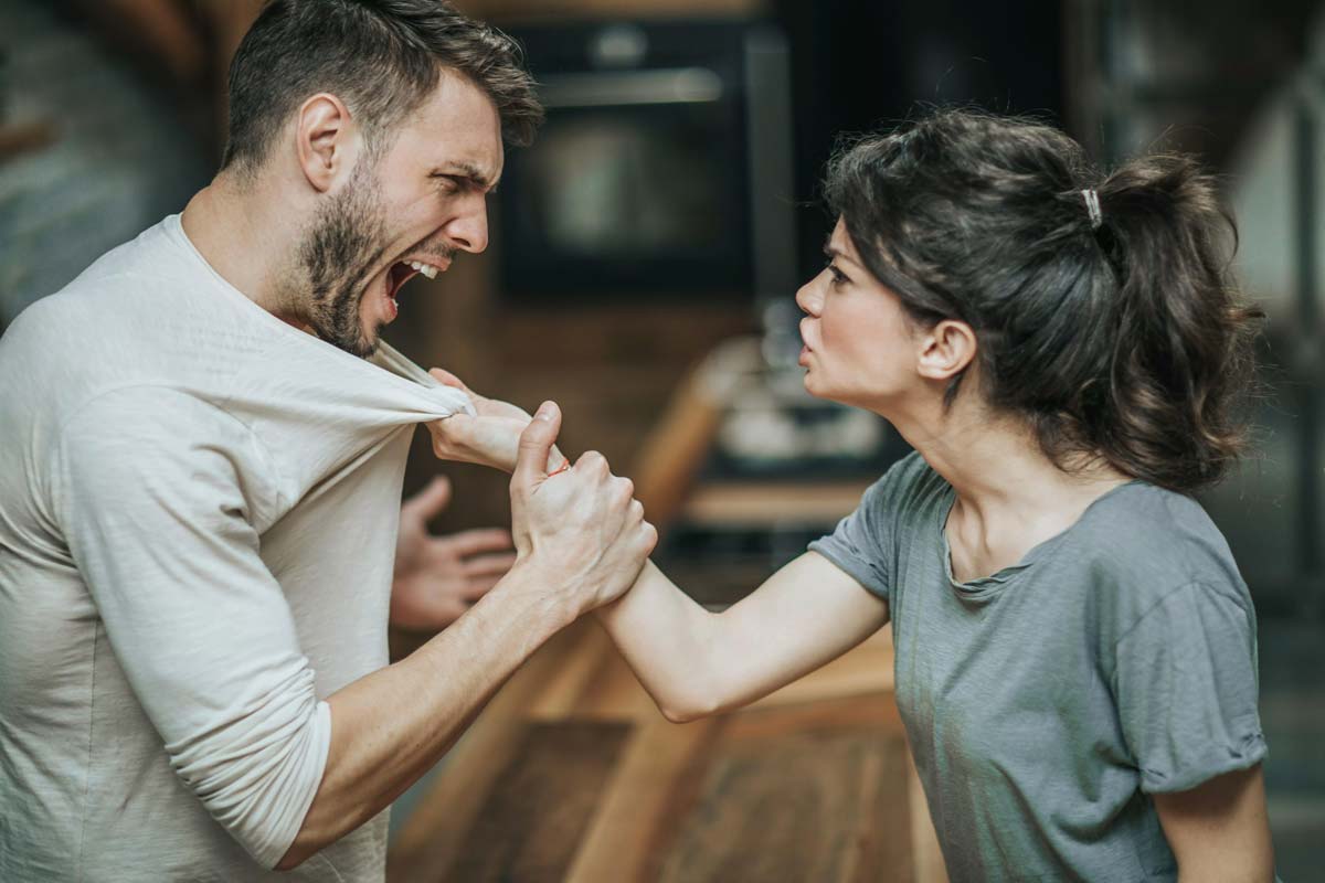 خانم های با سیاست با شوهر پنهان کار و دروغگو اینگونه رفتار می کنند
