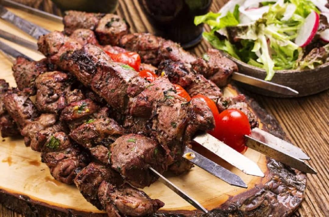 نرم و آبدار کردن گوشت کباب چنجه با چند روش ساده و خوشمزه
