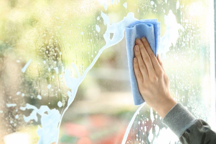 چرا شیشه‌ها و آینه‌ها به‌درستی تمیز نمی‌شوند؟ + بهترین روش پاک کردن آنها