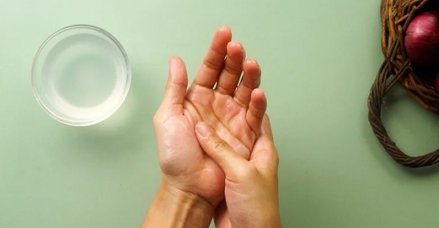 12 تکنیک موثر و سریع برای از بین بردن بوی ماهی و گوشت از دست