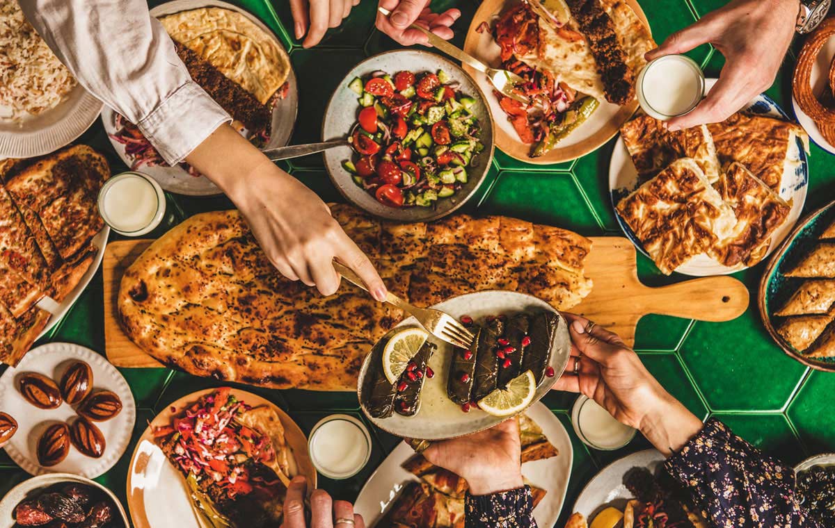 10 اشتباه جدی موقع خوردن افطاری در ماه رمضان!