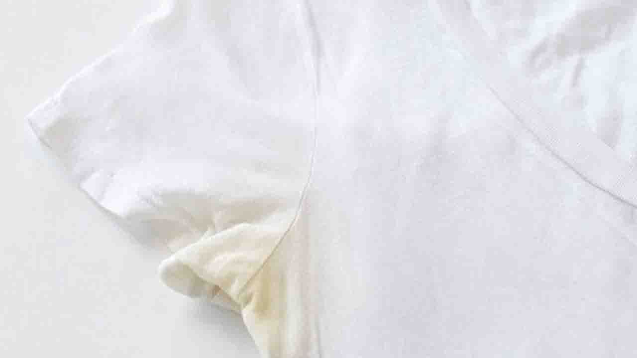 ترفند پاک کردن لکه زرد عرق از روی لباس سفید