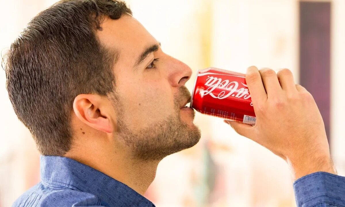 به این دلایل هرگز نباید نوشابه را مستقیما از قوطی بنوشید