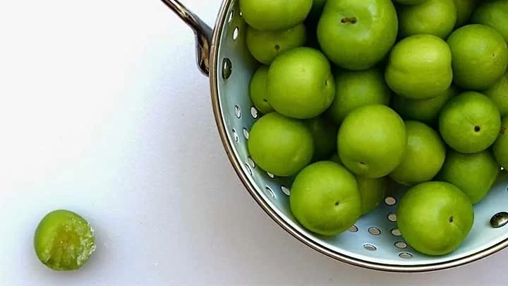 خواص باورنکردنی خوردن گوجه سبز در بارداری