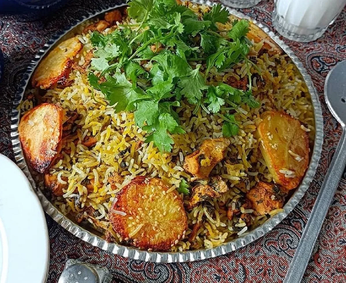 دستورپخت گشنیز پلو با مرغ زعفرانی،یکی از خوشمزه ترین پلوهای مخلوط