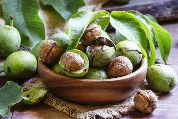 چگونه لکه های سیاه گردو را از روی دست پاک کنیم؟