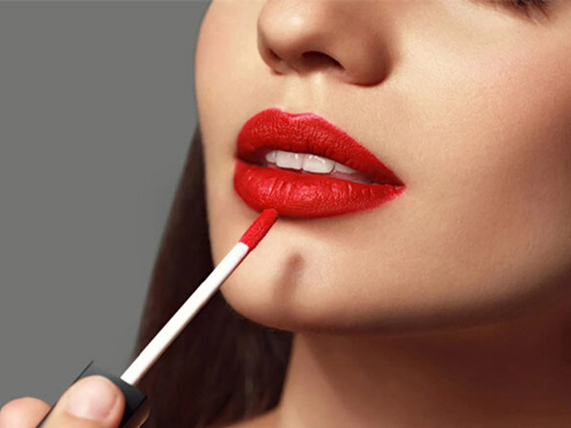 عوارض خطرناک استفاده از رژ لب های 24 ساعته