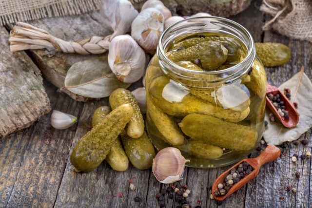علت سفید شدن آب خیارشور چیست؟ + راهکارهای جلوگیری