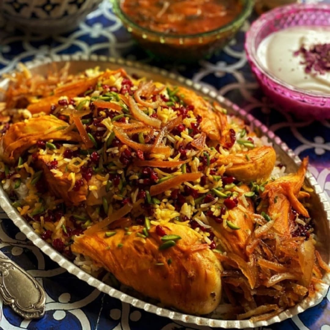 دستور پخت شیرین پلو مجلسی با مرغ ریش ریشی