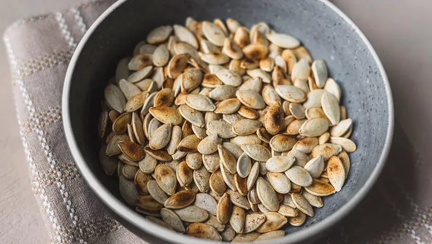روش بو دادن تخمه کدو در ماهیتابه