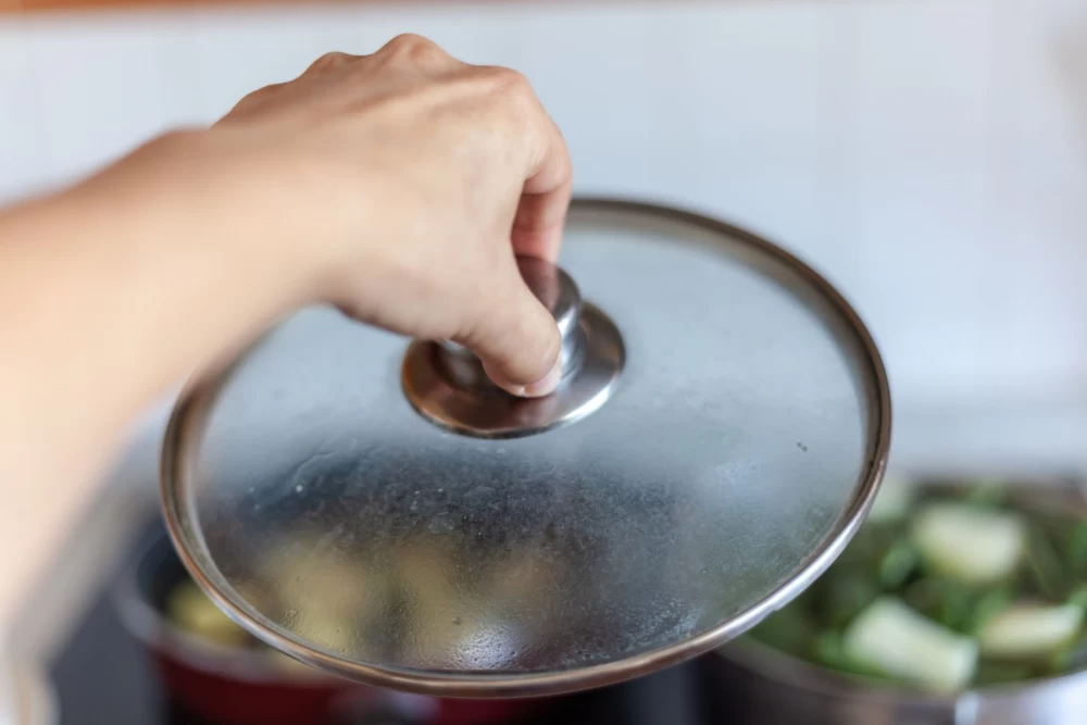 سوراخ روی درب قابلمه چه کاربردی دارد؟
