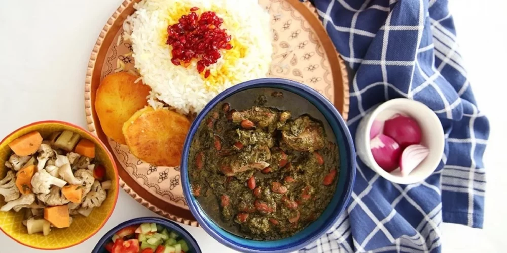 چرا باید در قورمه سبزی رب گوجه بریزیم؟ + نکات کلیدی