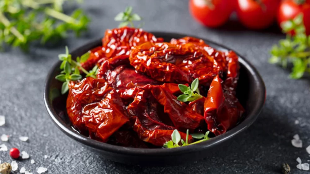 فرق استفاده از گوجه خشک با رب گوجه در غذا هنگام آشپزی چیست؟