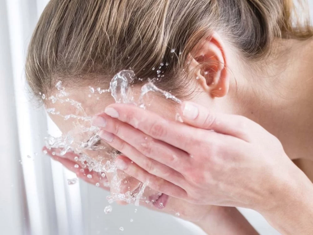 چه آبی برای شستن صورت بهتر است؟