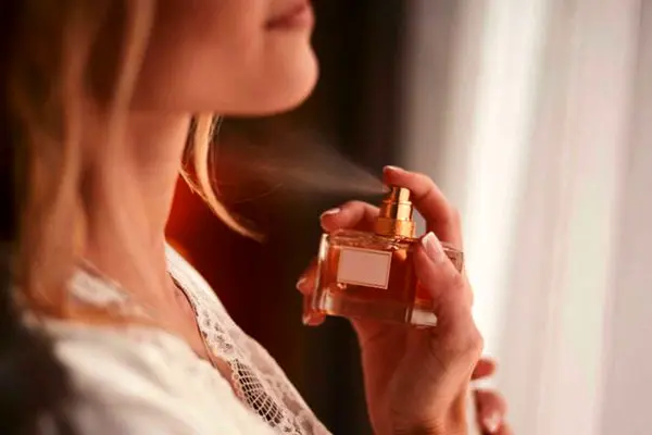 یک ترفند جادویی برای ماندگاری بیشتر عطر تا چندین ساعت