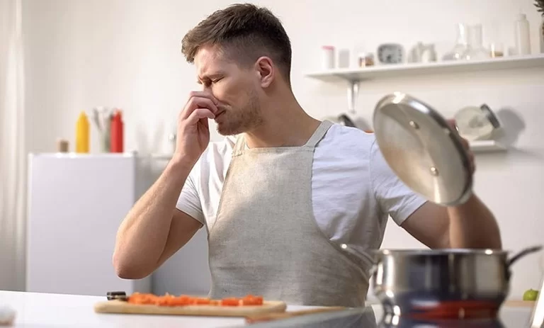 چند ترفند طلایی و کاربردی برای رها شدن از شر بوی غذا در خانه بعد آشپزی
