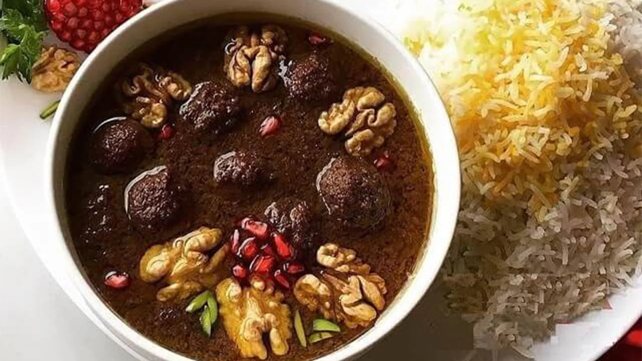 فوت کوزه گری یک خورشت فسنجان بسیار خوشمزه و خوشرنگ