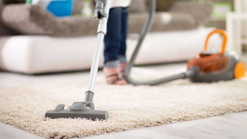 علت چسبیدن جاروبرقی به فرش چیست؟ + راه حل