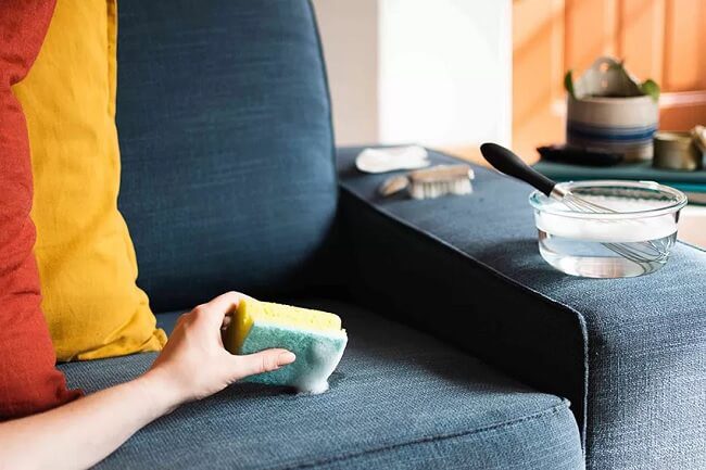 چگونه مبل پارچه ای را در خانه تمیز کنیم؟ + روش پیشگیری از ایجاد لکه