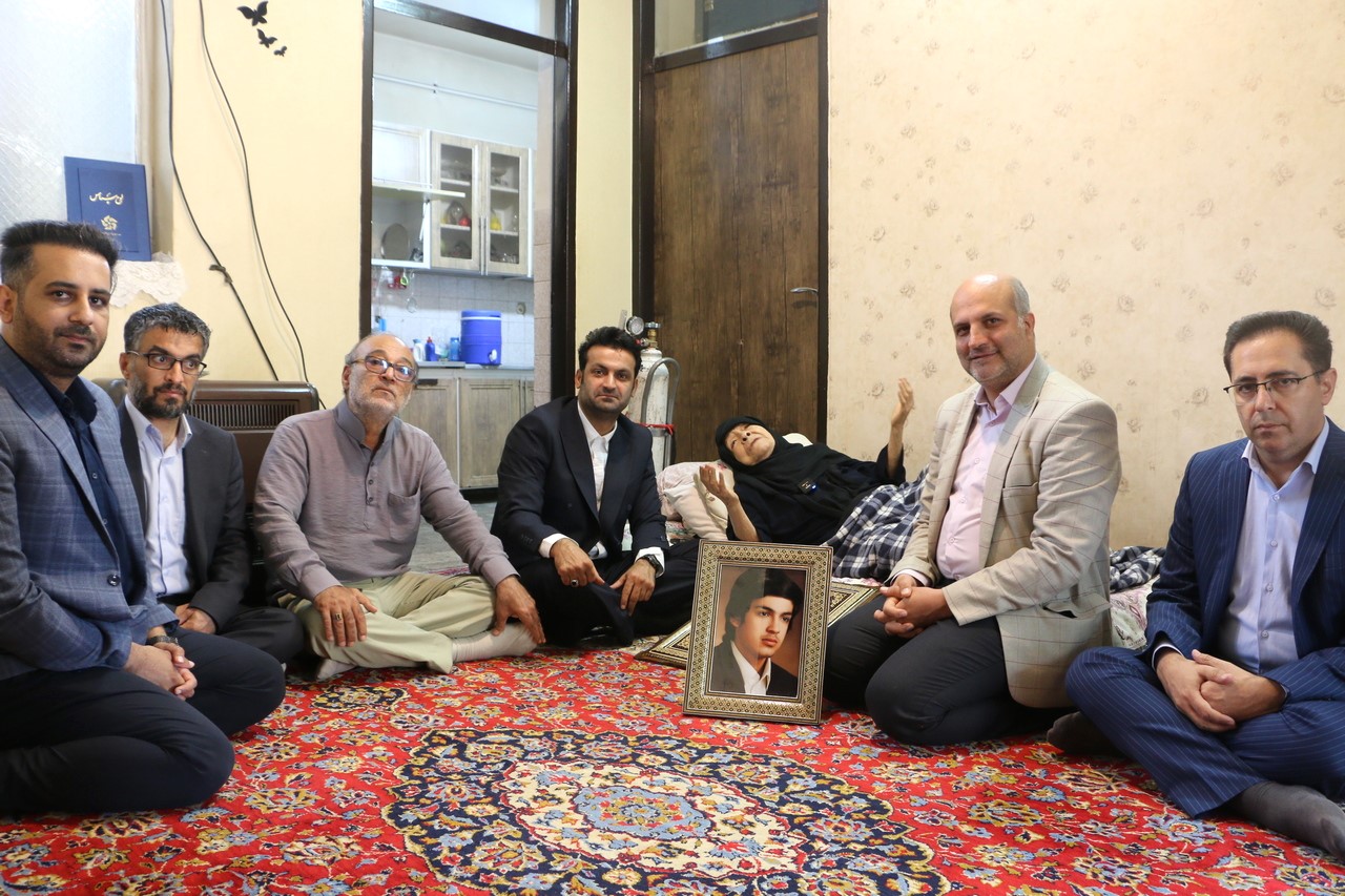 قاب عکسی از خبرنگار شهید شیرازی و مادرش در آستانه هفته خبرنگار