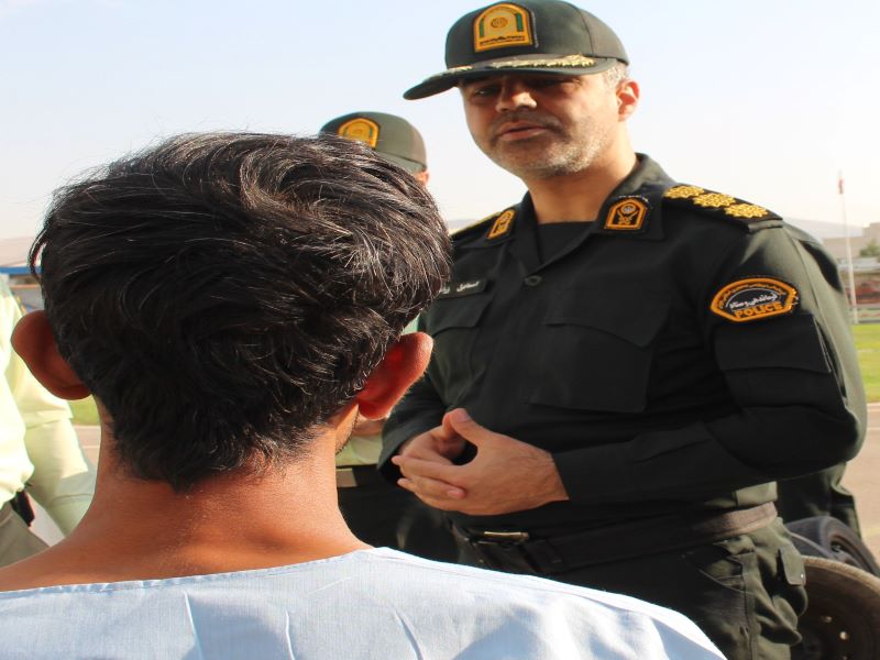 زورگیری گوشی همراه زن شیرازی توسط سرنشینان سمند در معالی‌آباد