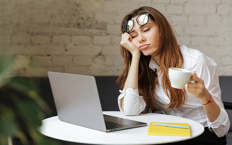 چرا با خوردن قهوه خوابمان می‌گیرد؟ راز پنهان یک نوشیدنی بیدارکننده
