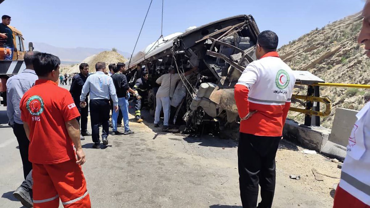 سوالات بی‌پاسخ حادثه دلخراش واژگونی اتوبوس فیروزآباد-کوار با ۵۶ کشته و مصدوم